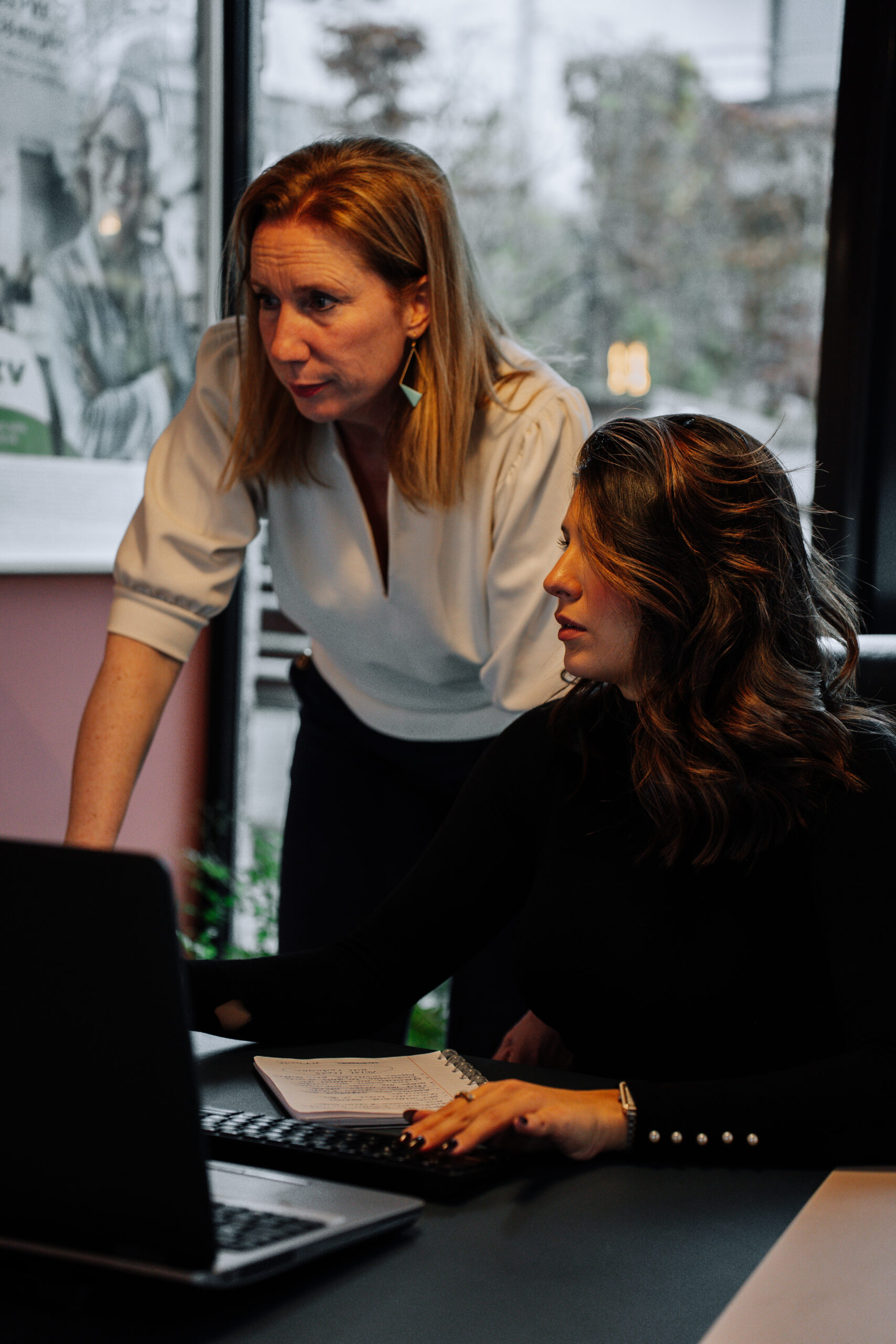 Elise conseille Alexia au bureau Pilo Assurances à Uccle